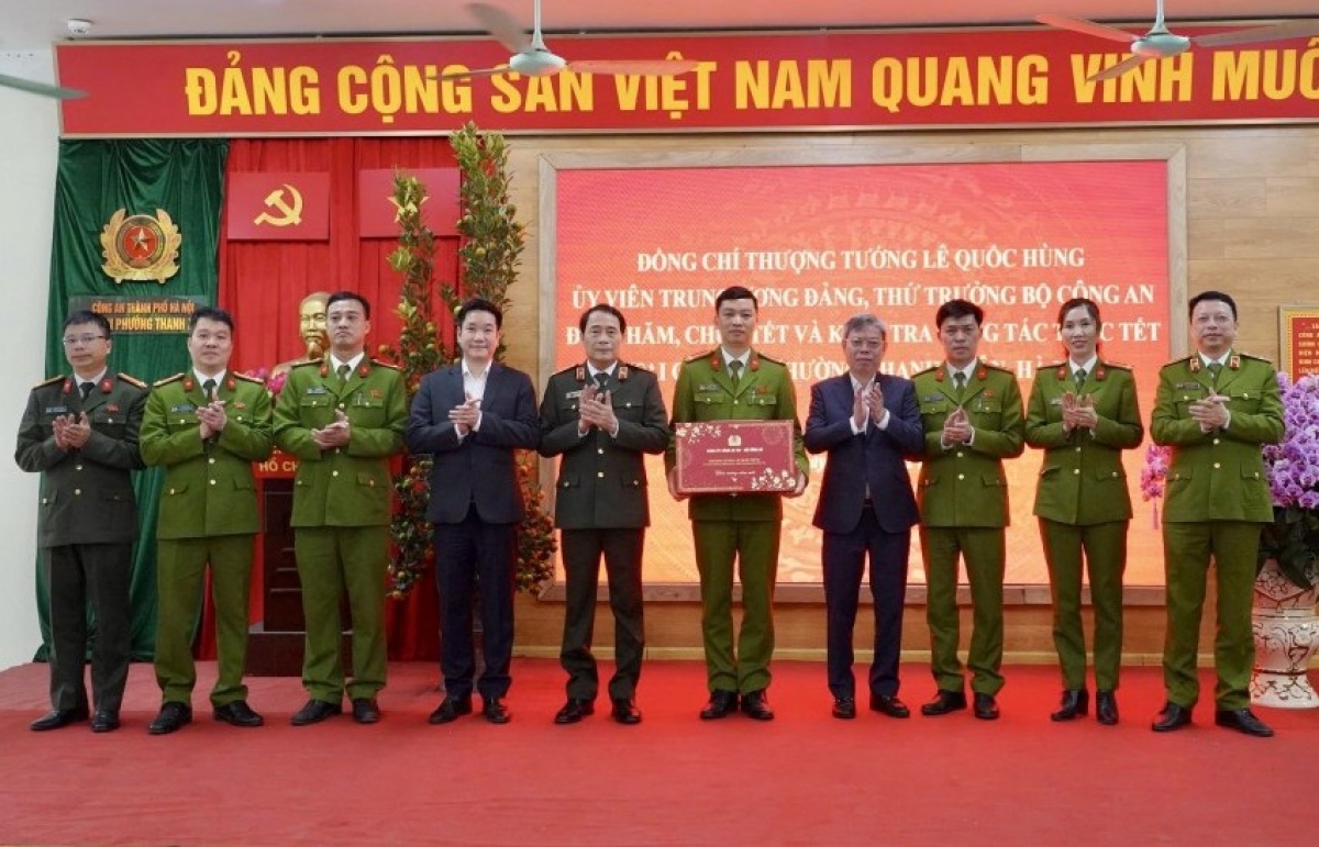 Thứ trưởng Bộ Công an Lê Quốc Hùng thăm, chúc Tết tại phường Thanh Xuân