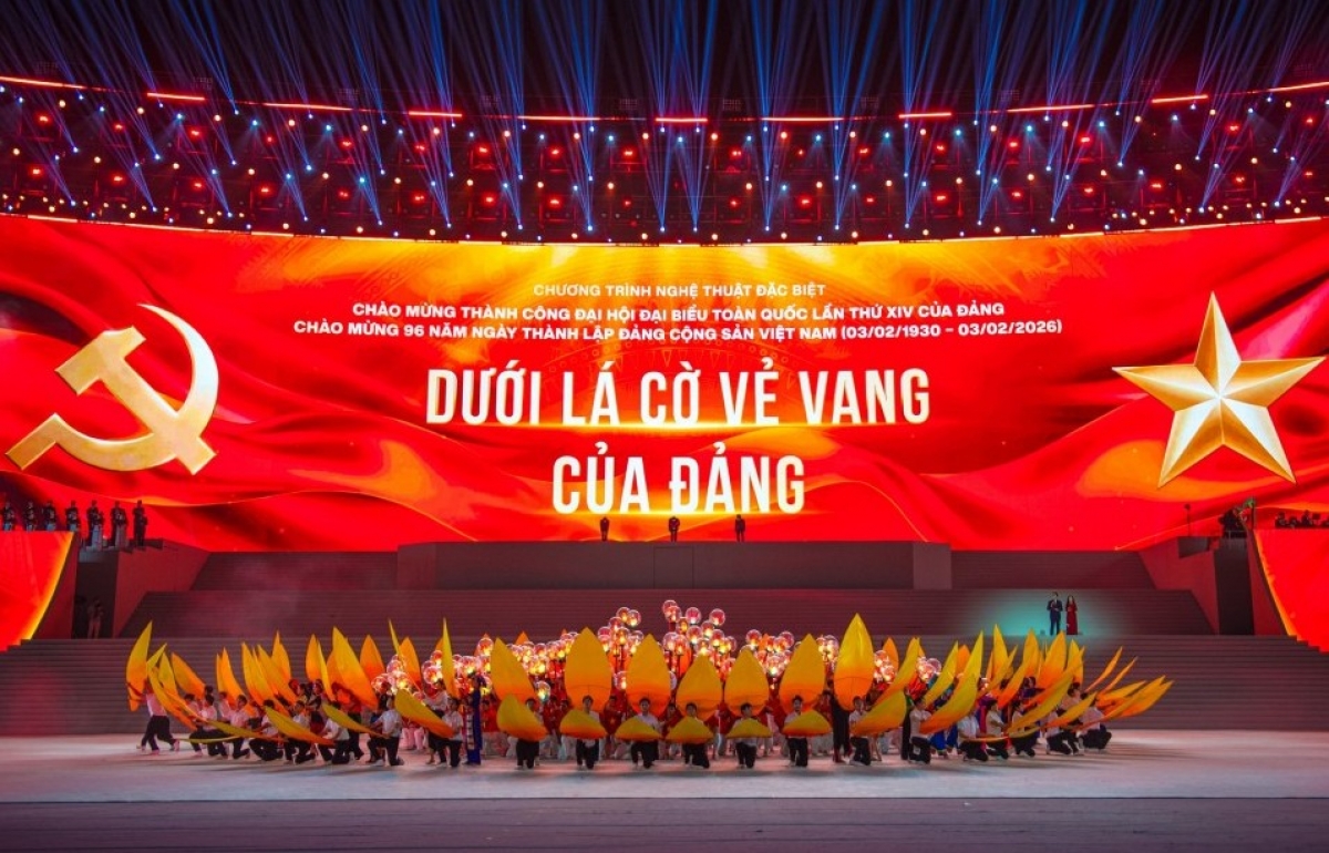 “Việt Nam dưới ánh cờ hồng”